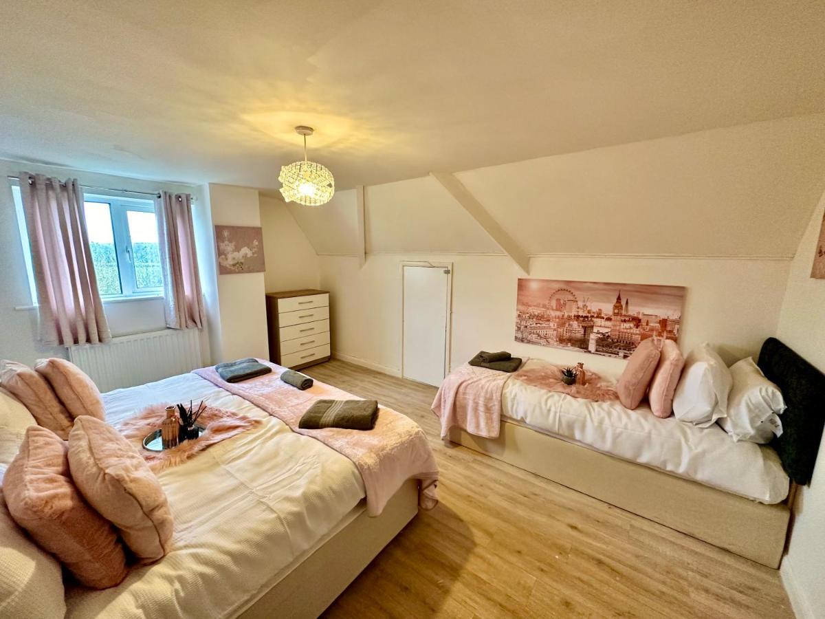 Three Bedroom Rural, Relaxing And Peaceful,Dogs Welcome! With Cymru Holidays 阿伯加文尼 外观 照片