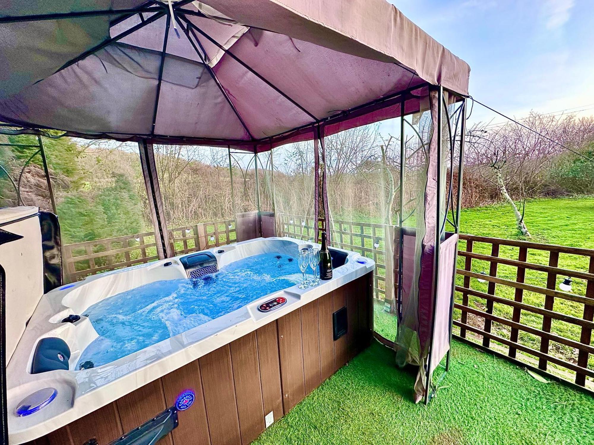 Three Bedroom Rural, Relaxing And Peaceful,Dogs Welcome! With Cymru Holidays 阿伯加文尼 外观 照片